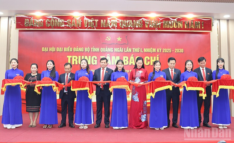 Lãnh đạo tỉnh Quảng Ngãi thực hiện nghi thức cắt băng khai trương Trung tâm Báo chí phục vụ Đại hội đại biểu Đảng bộ tỉnh Quảng Ngãi lần thứ nhất, nhiệm kỳ 2025-2030. 