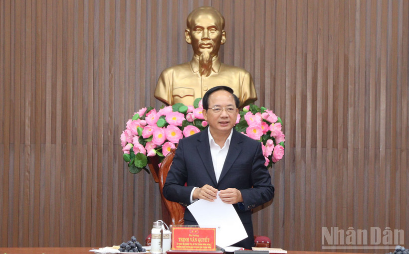 Đồng chí Trịnh Văn Quyết, Ủy viên Bộ Chính trị, Bí thư Trung ương Đảng, Trưởng ban Tuyên giáo và Dân vận Trung ương, Ủy viên Hội đồng bầu cử quốc gia phát biểu kết luận tại buổi làm việc với Ủy ban Bầu cử tỉnh Quảng Ngãi.