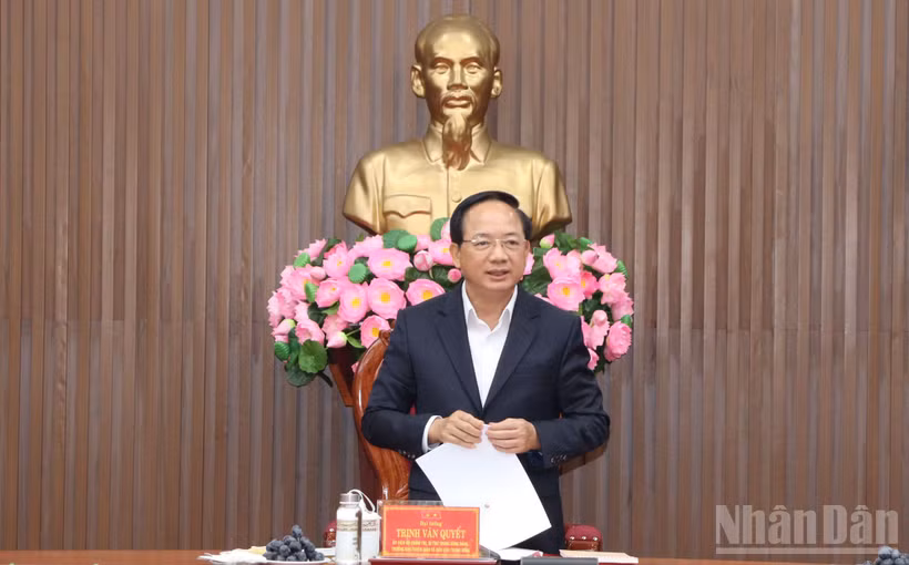 Đồng chí Trịnh Văn Quyết, Ủy viên Bộ Chính trị, Bí thư Trung ương Đảng, Trưởng ban Tuyên giáo và Dân vận Trung ương, Ủy viên Hội đồng bầu cử quốc gia phát biểu kết luận tại buổi làm việc với Ủy ban Bầu cử tỉnh Quảng Ngãi.