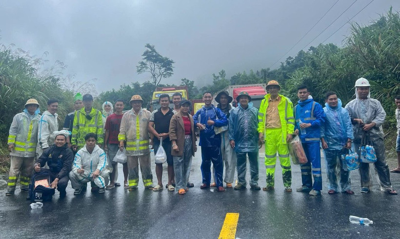 Được tiếp tế thực phẩm, nước uống, người dân bị mắc kẹt tại đèo Lò Xo đều cảm thấy ấm lòng. (Ảnh: Cảnh sát giao thông Công an tỉnh Quảng Ngãi cung cấp)