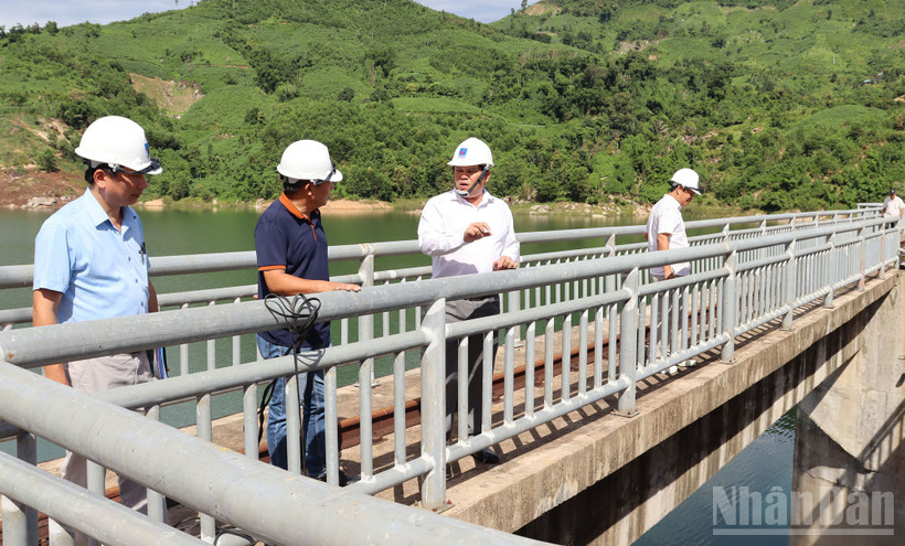 Phó Chủ tịch Ủy ban nhân dân tỉnh Quảng Ngãi Trần Phước Hiền kiểm tra công tác chuẩn bị ứng phó thiên tai tại hồ thủy điện Đakđrinh.