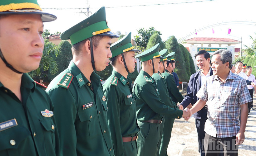 Đồng chí Hồ Văn Niên, Ủy viên Trung ương Đảng, Bí thư Tỉnh ủy Quảng Ngãi đến thăm cán bộ, chiến sĩ Đồn Biên phòng Lý Sơn.