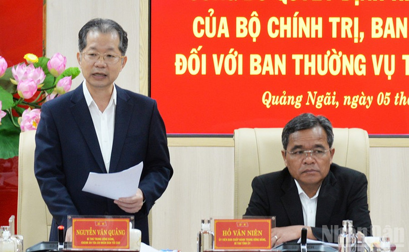 Đồng chí Nguyễn Văn Quảng, Bí thư Trung ương Đảng, Chánh án Tòa án nhân dân tối cao, Trưởng Đoàn kiểm tra, giám sát số 31 của Bộ Chính trị, Ban Bí thư phát biểu ý kiến tại hội nghị.