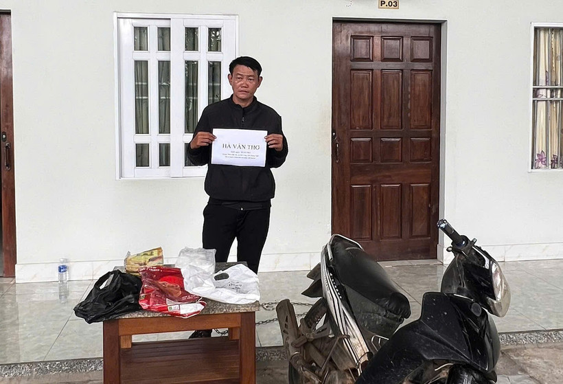 Đối tượng Hà Văn Thơ và tang vật thu giữ. (Ảnh: Ban Chỉ huy Bộ đội biên phòng tỉnh Quảng Ngãi cung cấp)