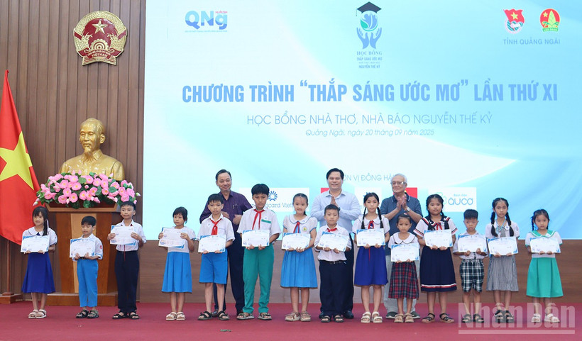 Lãnh đạo tỉnh Quảng Ngãi và đại diện Quỹ Học bổng Thắp sáng ước mơ trao học bổng cho các học sinh có hoàn cảnh khó khăn, vượt khó học giỏi ở Quảng Ngãi.