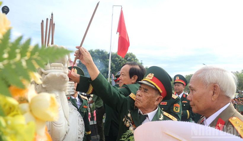 Dâng hương tri ân các Anh hùng liệt sĩ tại Nghĩa trang Liệt sĩ xã Vạn Tường.