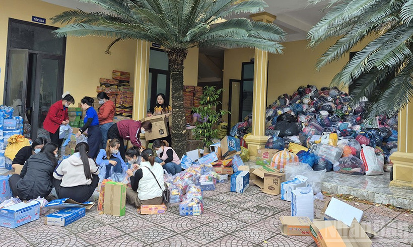 Người dân Quảng Ngãi chung tay góp sức vì đồng bào vùng lũ miền trung. 