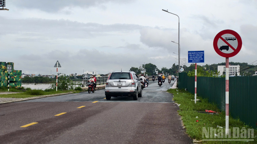 Nước lũ trên sông Trà Khúc giảm dần, ngành chức năng tỉnh Quảng Ngãi cho phép người và phương tiện lưu thông bình thường qua cầu Trà Khúc 1 từ 7 giờ 30 sáng 30/10.