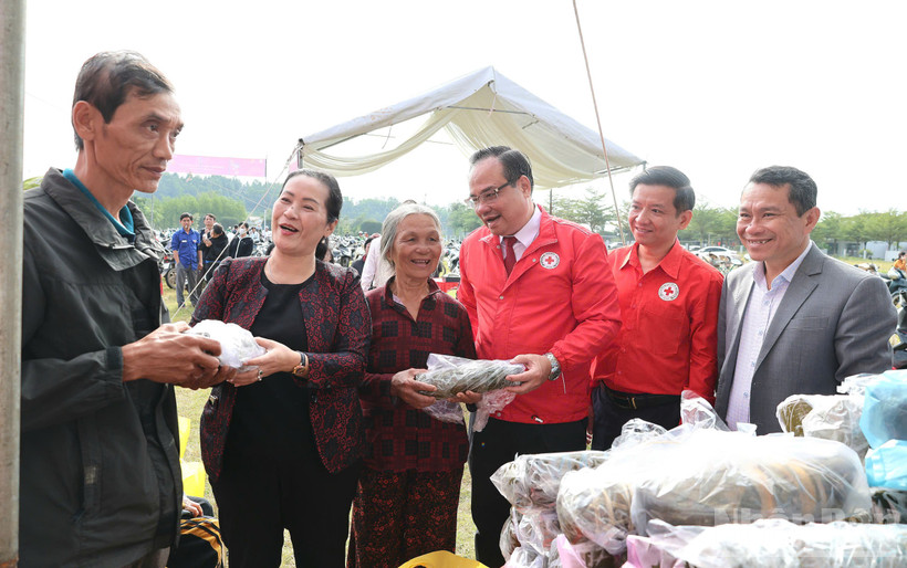 Phó Bí thư Tỉnh ủy Quảng Ngãi Đinh Thị Hồng Minh trao quà Tết cho người nghèo.