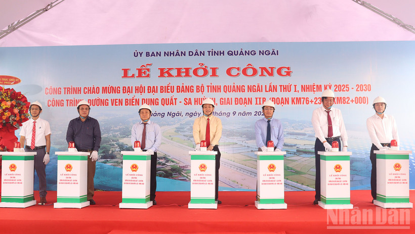 Thực hiện nghi thức khởi công công trình đường ven biển Dung Quất-Sa Huỳnh, giai đoạn IIb, đoạn Km76+230-Km82+000.
