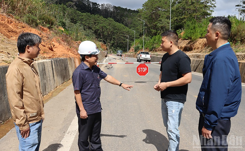 Giám đốc Sở Xây dựng tỉnh Quảng Ngãi Nguyễn Phúc Nhân chỉ đạo “nóng” tại hiện trường vết nứt mặt đường tại tại Km112+200 Quốc lộ 24.