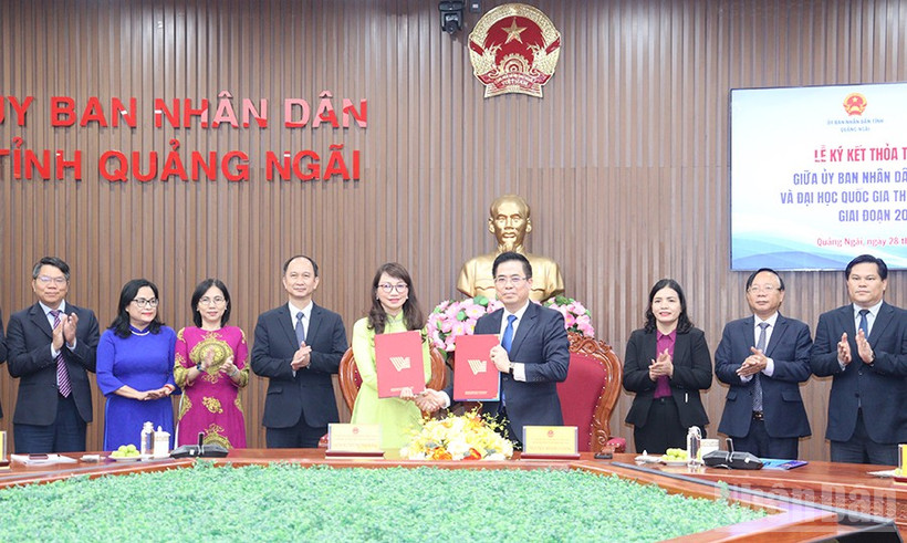 Lãnh đạo tỉnh Quảng Ngãi và Đại học Quốc gia Thành phố Hồ Chí Minh ký kết thỏa thuận hợp tác.
