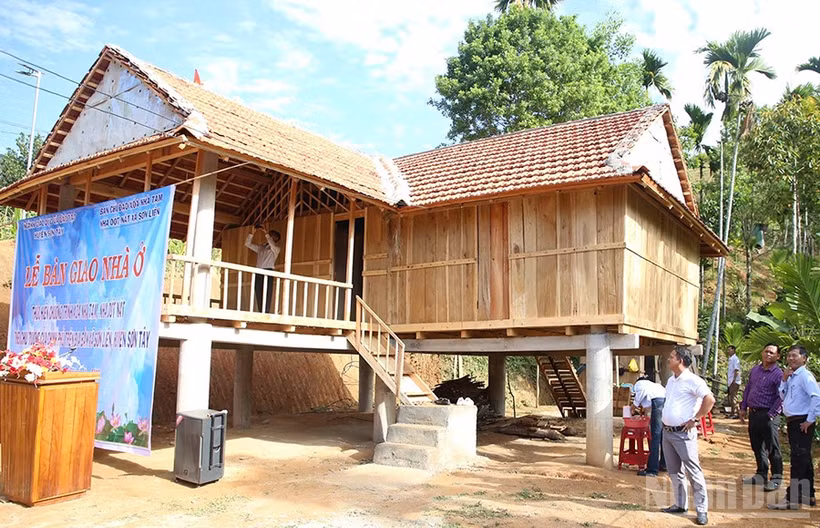 Những mái nhà kiên cố được dựng lên là nơi bắt đầu cho hành trình vươn lên thoát nghèo, ổn định cuộc sống của người dân.