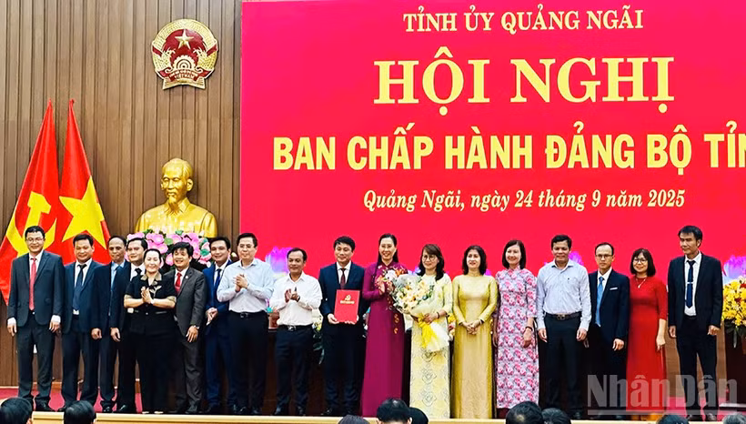 Lãnh đạo tỉnh Quảng Ngãi trao Quyết định của Ban Bí thư và tặng hoa chúc mừng tập thể Ủy ban Kiểm tra Tỉnh ủy Quảng Ngãi nhiệm kỳ 2025-2030.