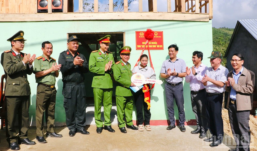 Nghi thức bàn giao nhà trong “Chiến dịch Quang Trung” cho hộ gia đình bà Đinh Thị Vôn, trú tại thôn Huy Măng, xã miền núi Sơn Tây (Quảng Ngãi).