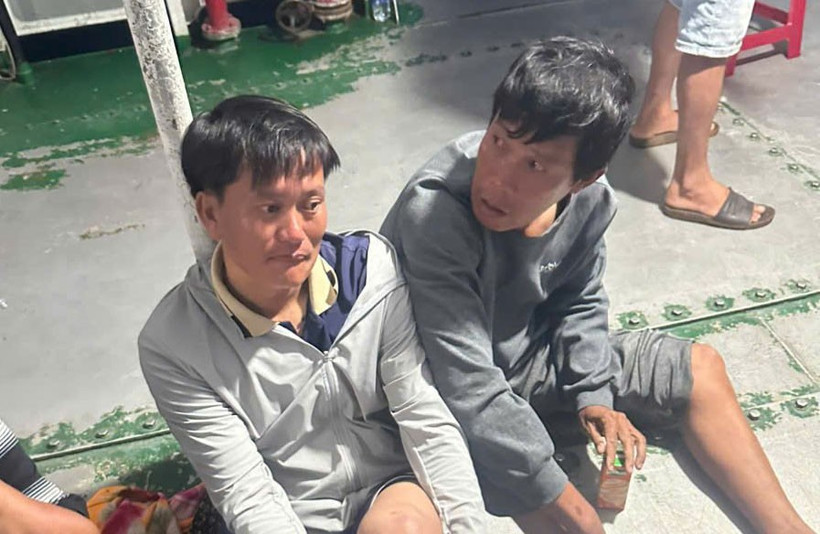 Ông Lê Văn Sanh (bên trái) được tàu cao tốc An Vĩnh phát hiện, cứu sống.