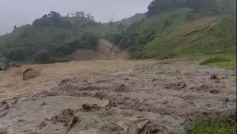 Lũ quét cuốn theo đất đá bất ngờ đổ về khu vực suối Đăk Rong, thôn Làng Mới (xã Ngọc Linh) làm diện tích trồng cà phê, mắc ca, lúa nước, chuồng trại chăn nuôi của các hộ dân bị hư hỏng.