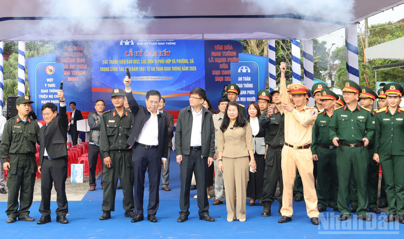 Đồng chí Nguyễn Hoàng Giang, Ủy viên Trung ương Đảng, Phó Bí thư Tỉnh ủy, Chủ tịch Ủy ban nhân dân tỉnh Quảng Ngãi cùng lãnh đạo Sở Xây dựng và Phòng Cảnh sát giao thông Công an tỉnh Quảng Ngãi bắn súng phát lệnh ra quân hưởng ứng Năm an toàn giao thông 2026.