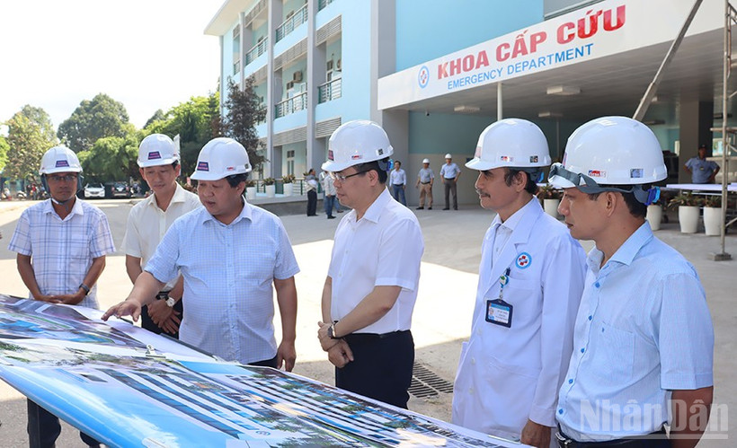 Chủ tịch Ủy ban nhân dân tỉnh Quảng Ngãi Nguyễn Hoàng Giang nghe chủ đầu tư báo cáo tiến độ dự án sửa chữa, nâng cấp Bệnh viện đa khoa tỉnh Quảng Ngãi.