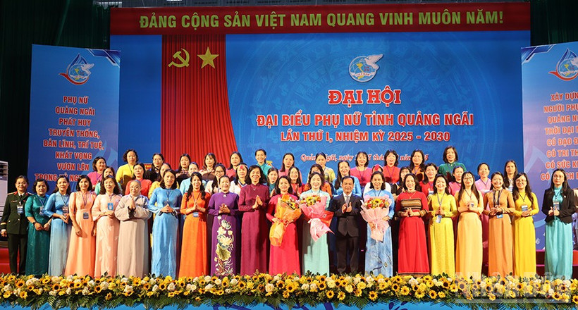 Lãnh đạo Trung ương Hội Liên hiệp Phụ nữ Việt Nam và tỉnh Quảng Ngãi trao quyết định và tặng hoa chúc mừng Ban Chấp hành Hội Liên hiệp Phụ nữ tỉnh Quảng Ngãi, nhiệm kỳ 2025-2030.
