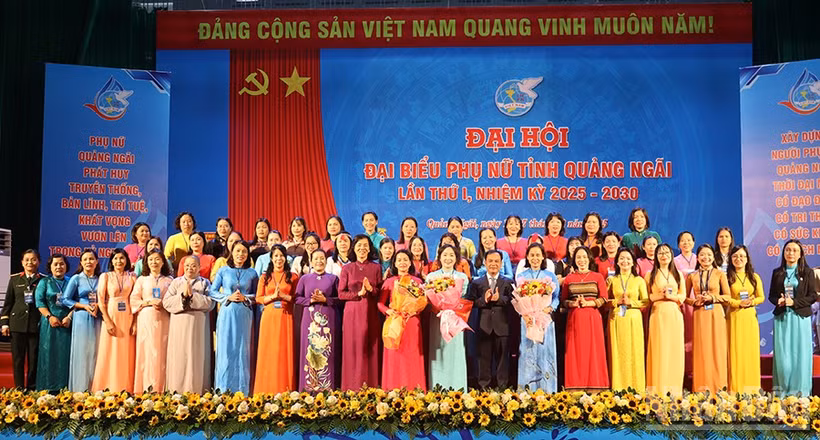 Lãnh đạo Trung ương Hội Liên hiệp Phụ nữ Việt Nam và tỉnh Quảng Ngãi trao quyết định và tặng hoa chúc mừng Ban Chấp hành Hội Liên hiệp Phụ nữ tỉnh Quảng Ngãi, nhiệm kỳ 2025-2030.