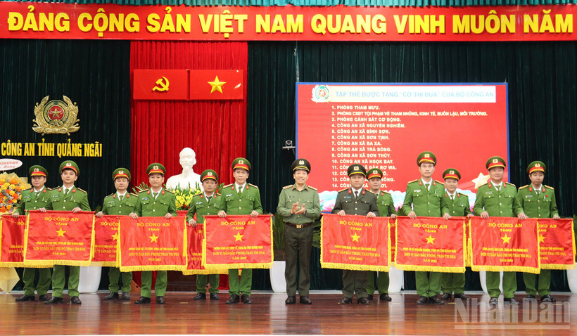Thượng tướng Lê Văn Tuyến, Thứ trưởng Công an trao Cờ thi đua của Bộ Công an tặng cho các tập thể thuộc Công an tỉnh Quảng Ngãi có thành tích xuất sắc trong phong trào thi đua “Vì an ninh Tổ quốc” năm 2025.