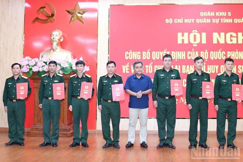 Đồng chí Hồ Văn Niên, Ủy viên Trung ương Đảng, Bí thư Tỉnh ủy, Bí thư Đảng ủy Quân sự tỉnh Quảng Ngãi, trao quyết định cho đội ngũ sĩ quan chính quy giữ chức Chỉ huy trưởng Ban Chỉ huy Quân sự cấp xã.