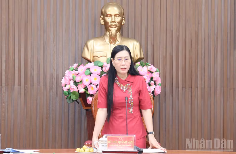 Đồng chí Bùi Thị Quỳnh Vân, Ủy viên Trung ương Đảng, Bí thư Tỉnh ủy Quảng Ngãi phát biểu tại buổi làm việc.