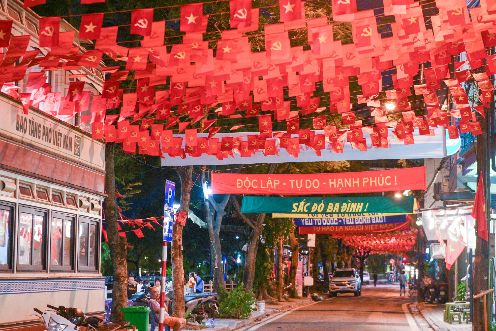 Những không gian rực rỡ sắc đỏ. sac-do-ba-dinh-2001.jpg