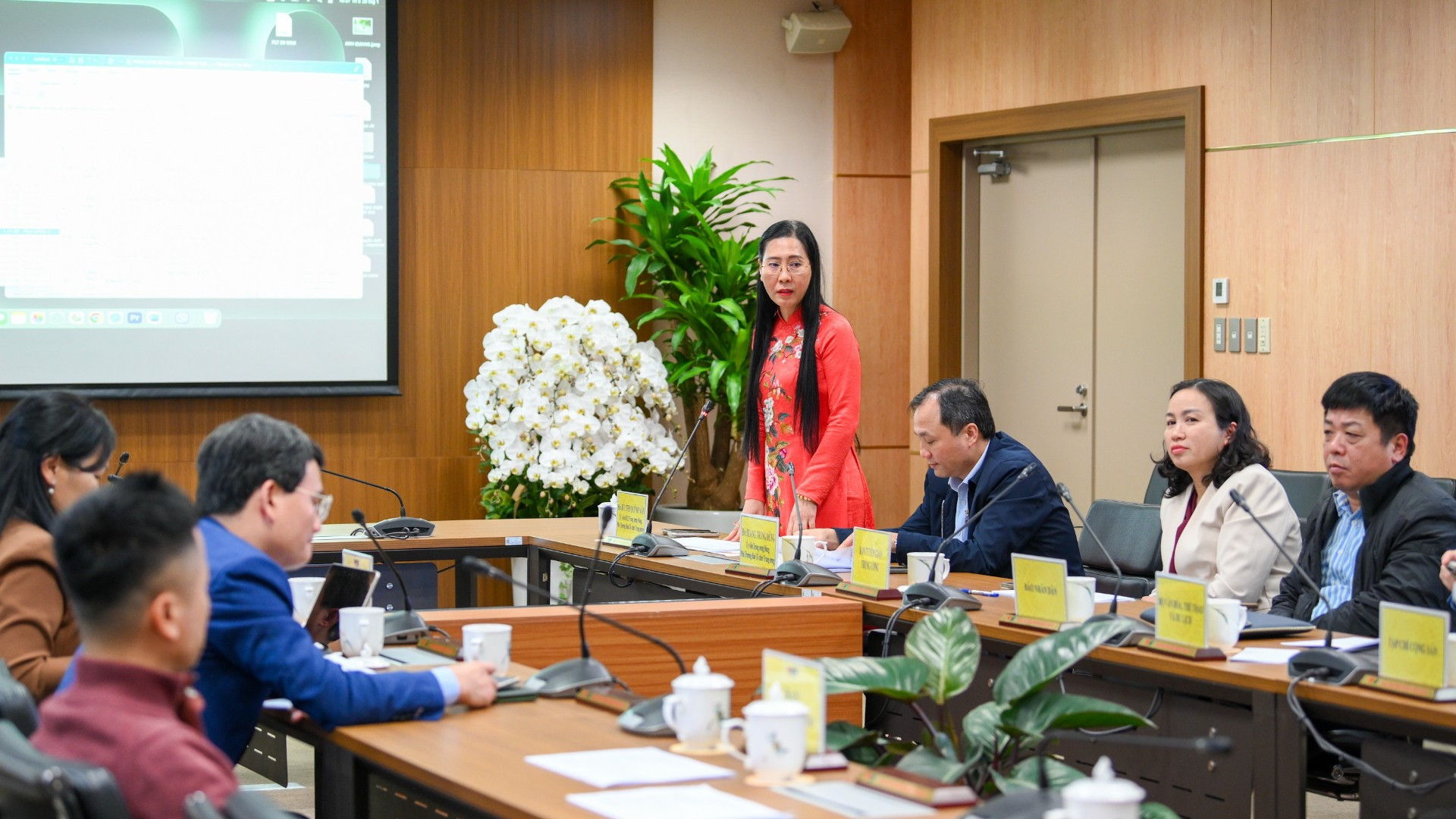 Ủy viên Trung ương Đảng, Phó Trưởng Ban tổ chức Trung ương Bùi Thị Quỳnh Vân phát biểu tại cuộc họp.