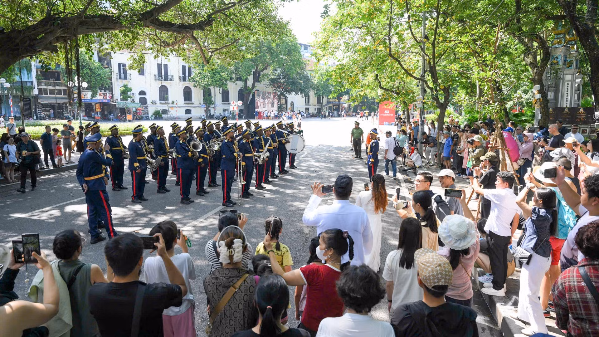 Đoàn nhạc Bộ Nội vụ, Vương quốc Saudi Arabia biểu diễn tại chương trình. 