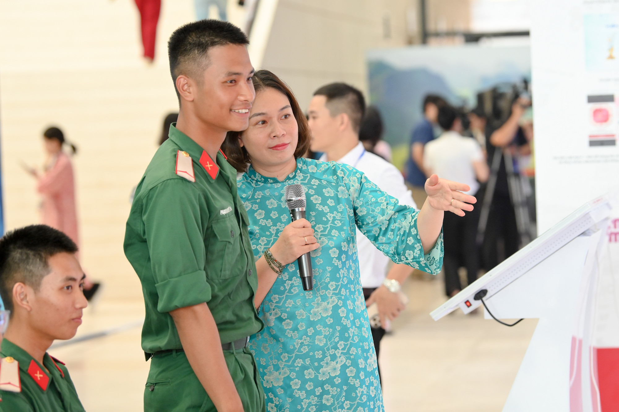 Những độc giả "đặc biệt" trả lời những câu hỏi tại buổi giới thiệu. hoi-bao-3312.jpg