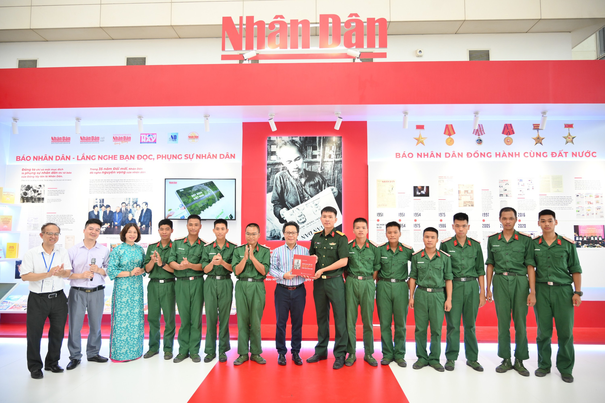Chiến sĩ Tiểu đoàn Thiết giáp, Bộ Tư lệnh Thủ đô Hà Nội đón nhận cuốn sách “Những bài viết về văn hóa, báo chí của Bác Hồ trên Báo Nhân Dân”. hoi-bao-3798.jpg