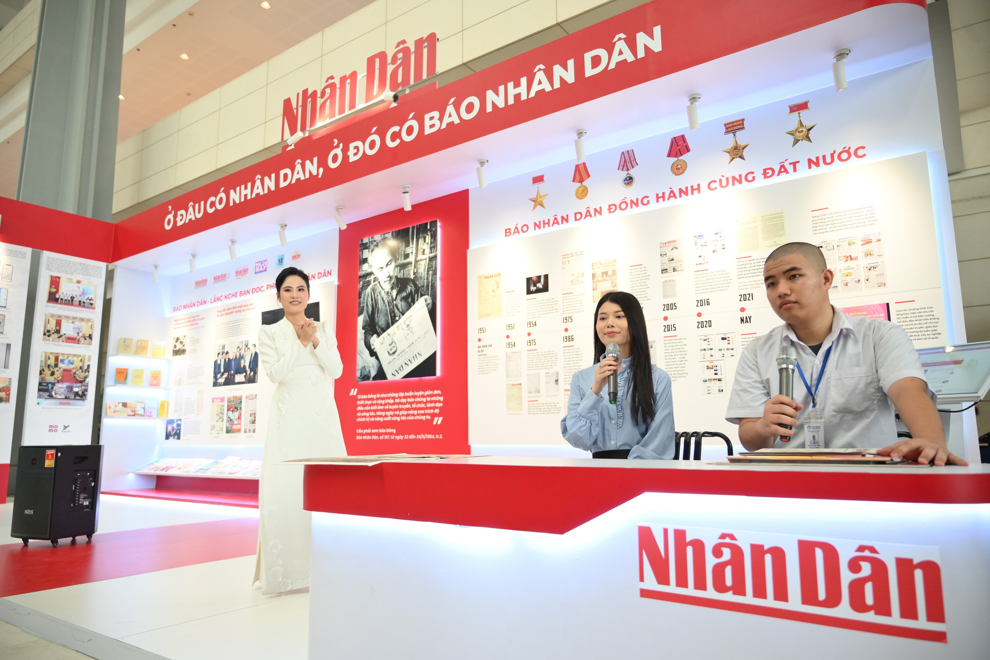 Ngay sau đó, các độc giả và khách tham quan được thử sức mình với trò chơi thử làm MC truyền hình. hoi-bao-5255.jpg