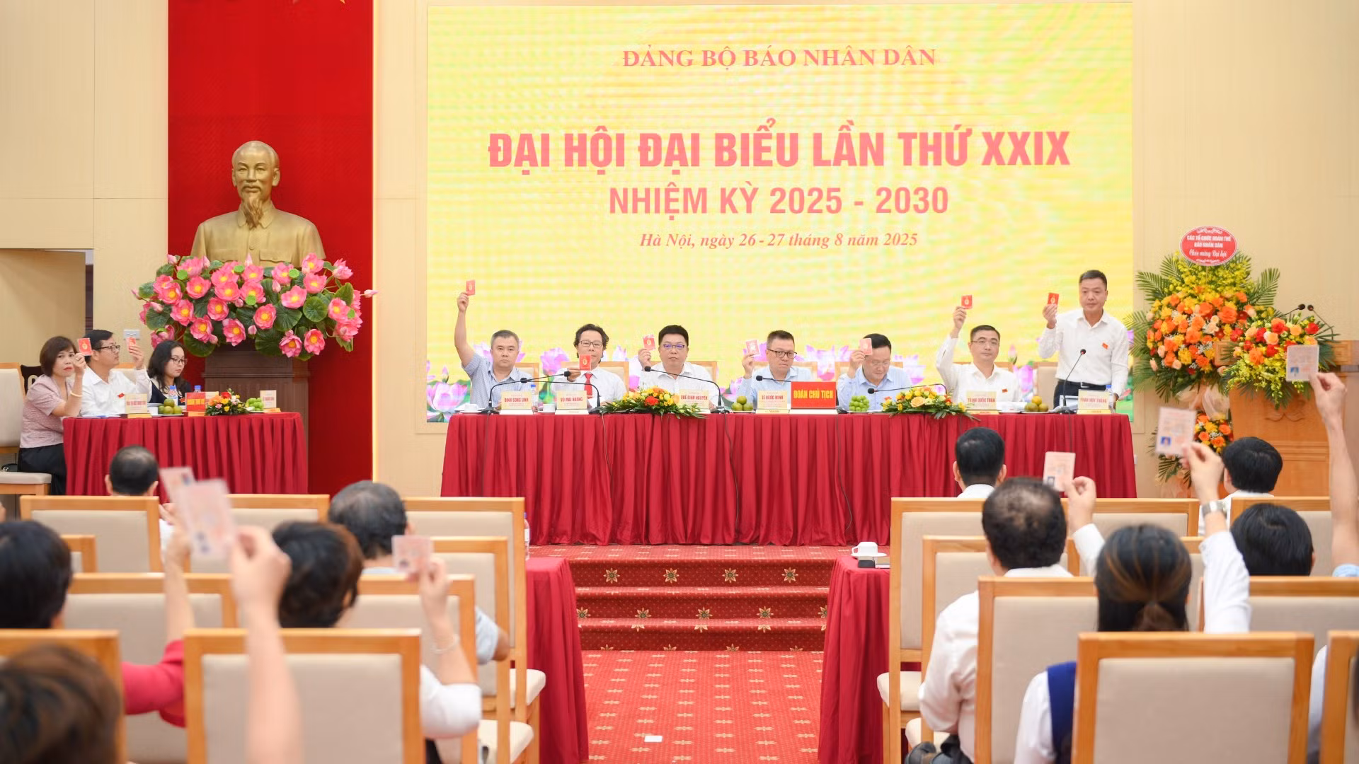 Đại biểu biểu quyết