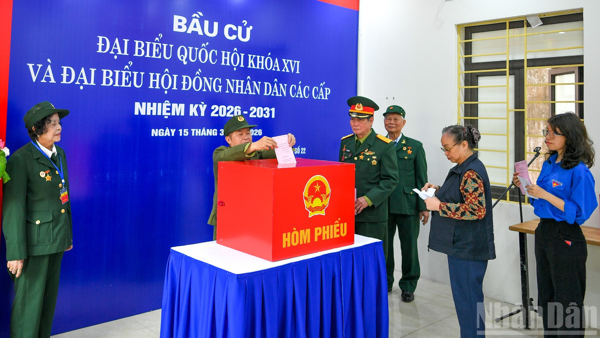 Quy trình hướng dẫn cử tri bỏ phiếu được thực hành nhằm bảo đảm đúng quy định trong ngày bầu cử.