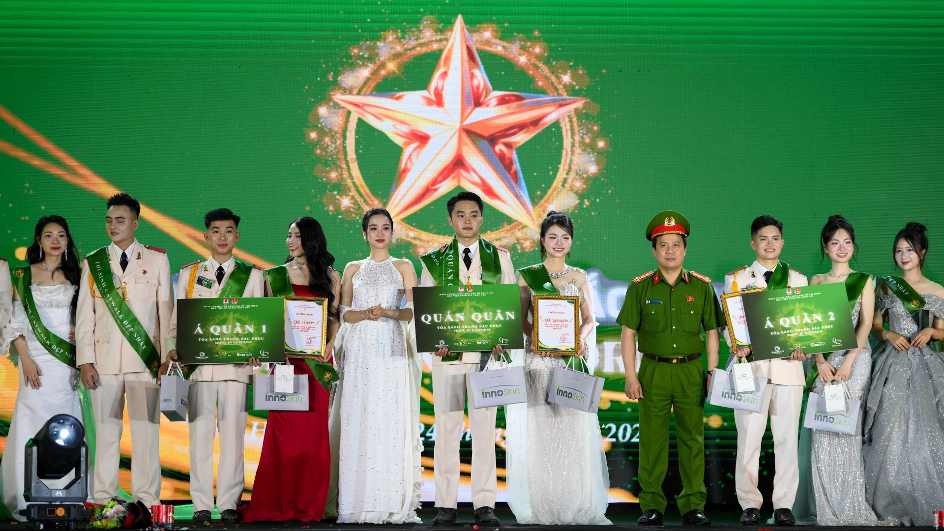 Quán quân "Shine in Uniform - Tỏa sáng trong sắc phục” năm 2026 đã thuộc về thí sinh Nguyễn Hà Minh Đức và Nguyễn Khánh Linh.
