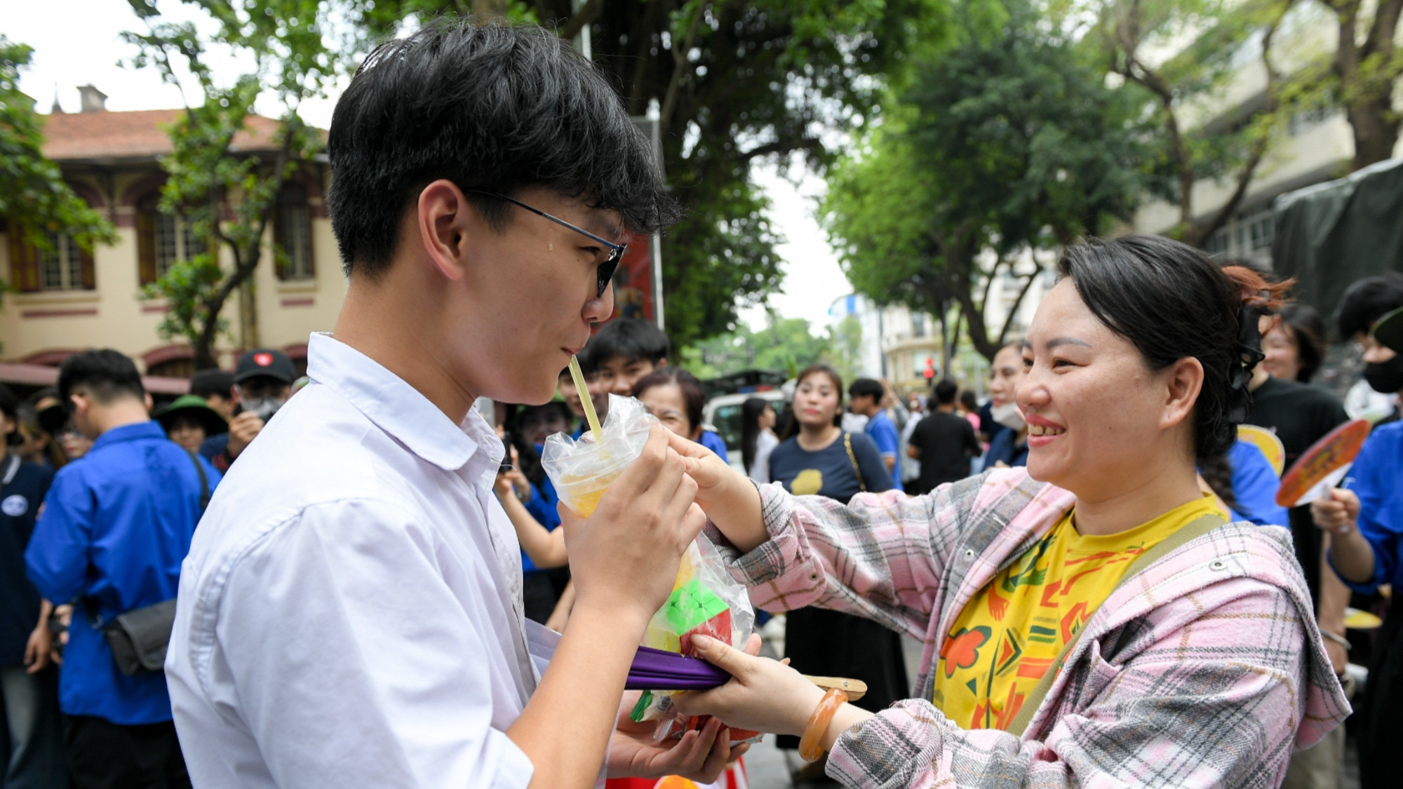 Thí sinh vui vẻ cùng gia đình khi kết thúc môn thi Ngữ văn buổi sáng.