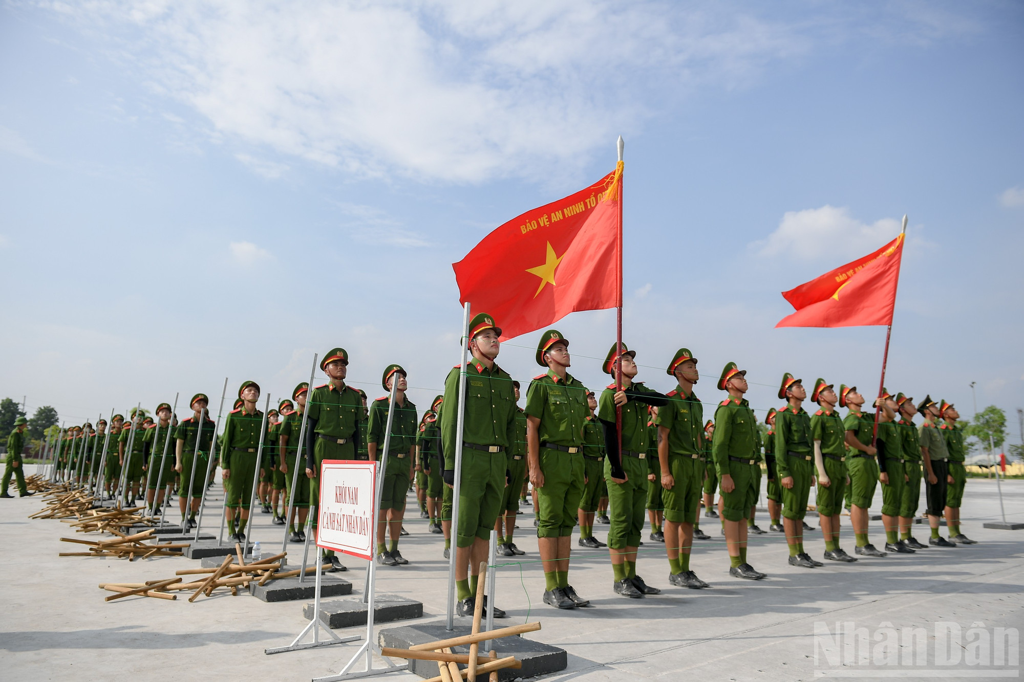 Khối nam Cảnh sát nhân dân. ndo_br_a80-chuong-my-9907.jpg