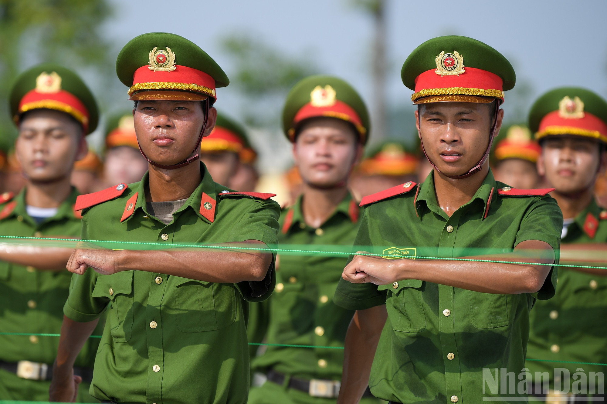 Dù thời tiết khắc nghiệt, các chiến sĩ vẫn kiên trì bắt đầu buổi tập luyện.