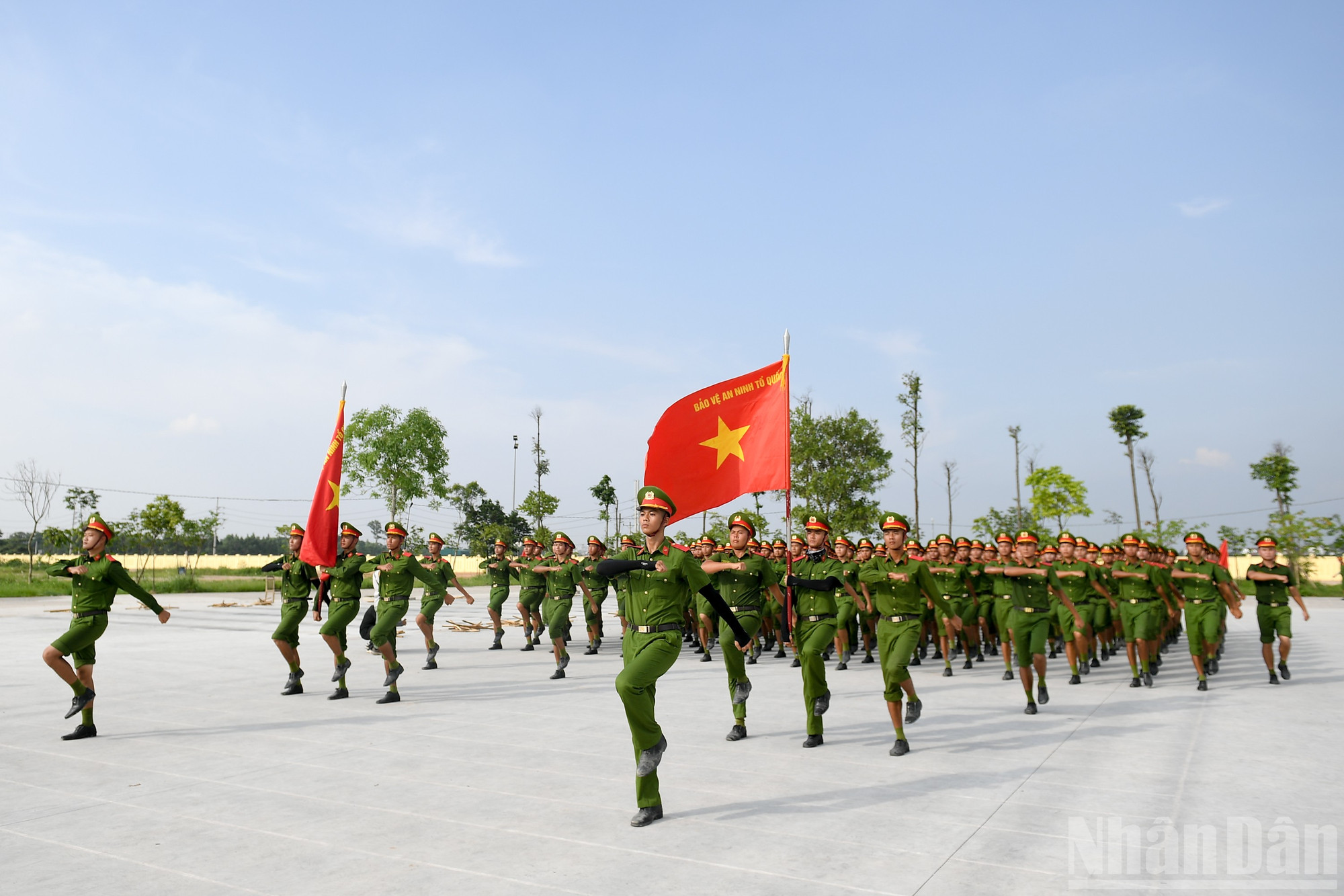 Các chiến sĩ được sắp xếp theo điều lệnh chặt chẽ người cao đứng trên, thấp đứng dưới, đội hình thoải dần sang trái để tạo nên tổng thể cân đối, hài hòa. ndo_br_a80-chuong-my-0339.jpg