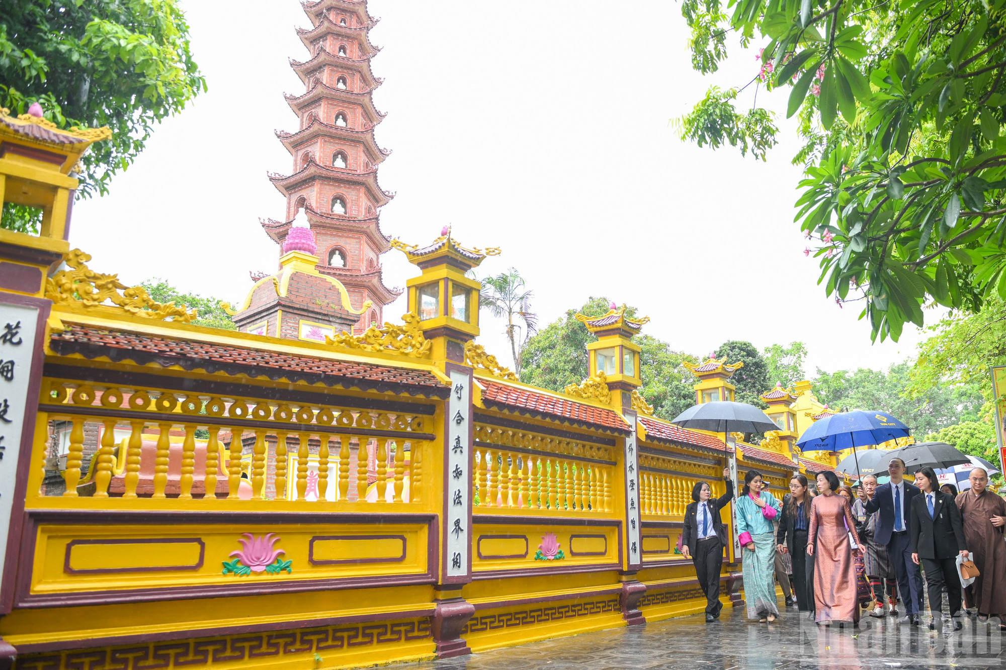 Hoàng hậu Bhutan Jetsun Pema và bà Nguyễn Thị Minh Nguyệt, Phu nhân Chủ tịch nước Lương Cường tại khuôn viên chùa Trấn Quốc . ndo_br_phu-nhan-3127.jpg