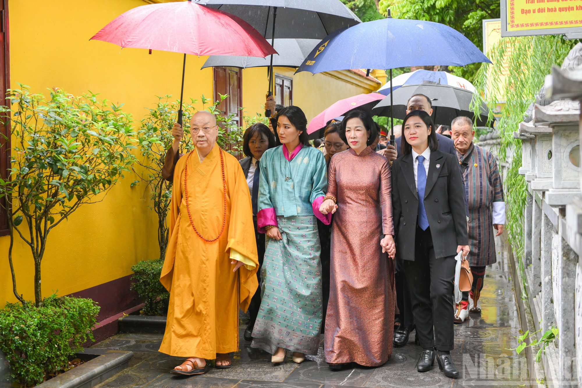 Thượng tọa Thích Thanh Nhã giới thiệu về chùa Trấn Quốc cho Hoàng hậu Bhutan Jetsun Pema và bà Nguyễn Thị Minh Nguyệt, Phu nhân Chủ tịch nước Lương Cường. ndo_br_phu-nhan-3093.jpg
