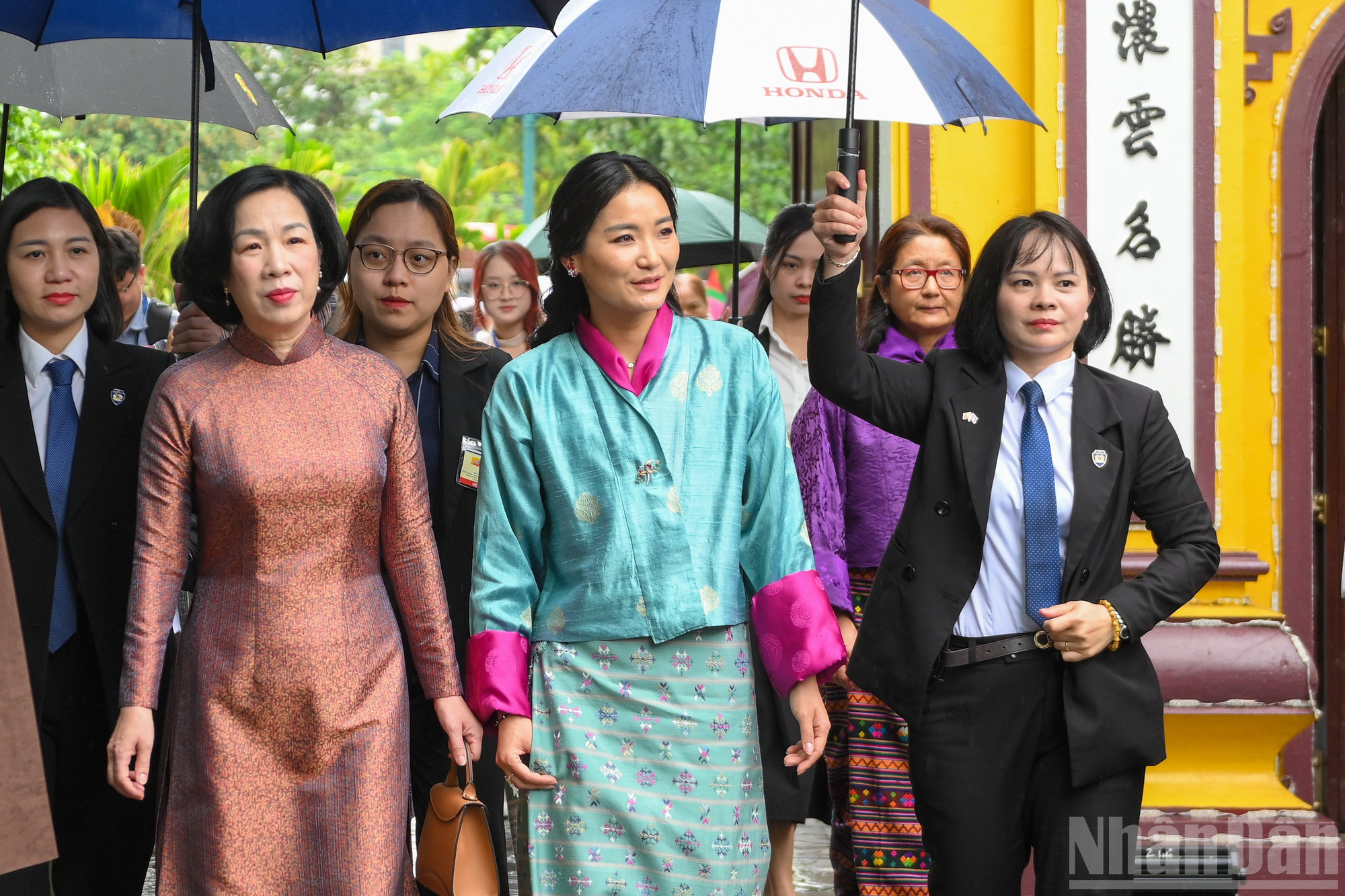 Bà Nguyễn Thị Minh Nguyệt, Phu nhân Chủ tịch nước Lương Cường cùng Hoàng hậu Bhutan Jetsun Pema tham quan chùa Trấn Quốc. ndo_br_phu-nhan-2254.jpg