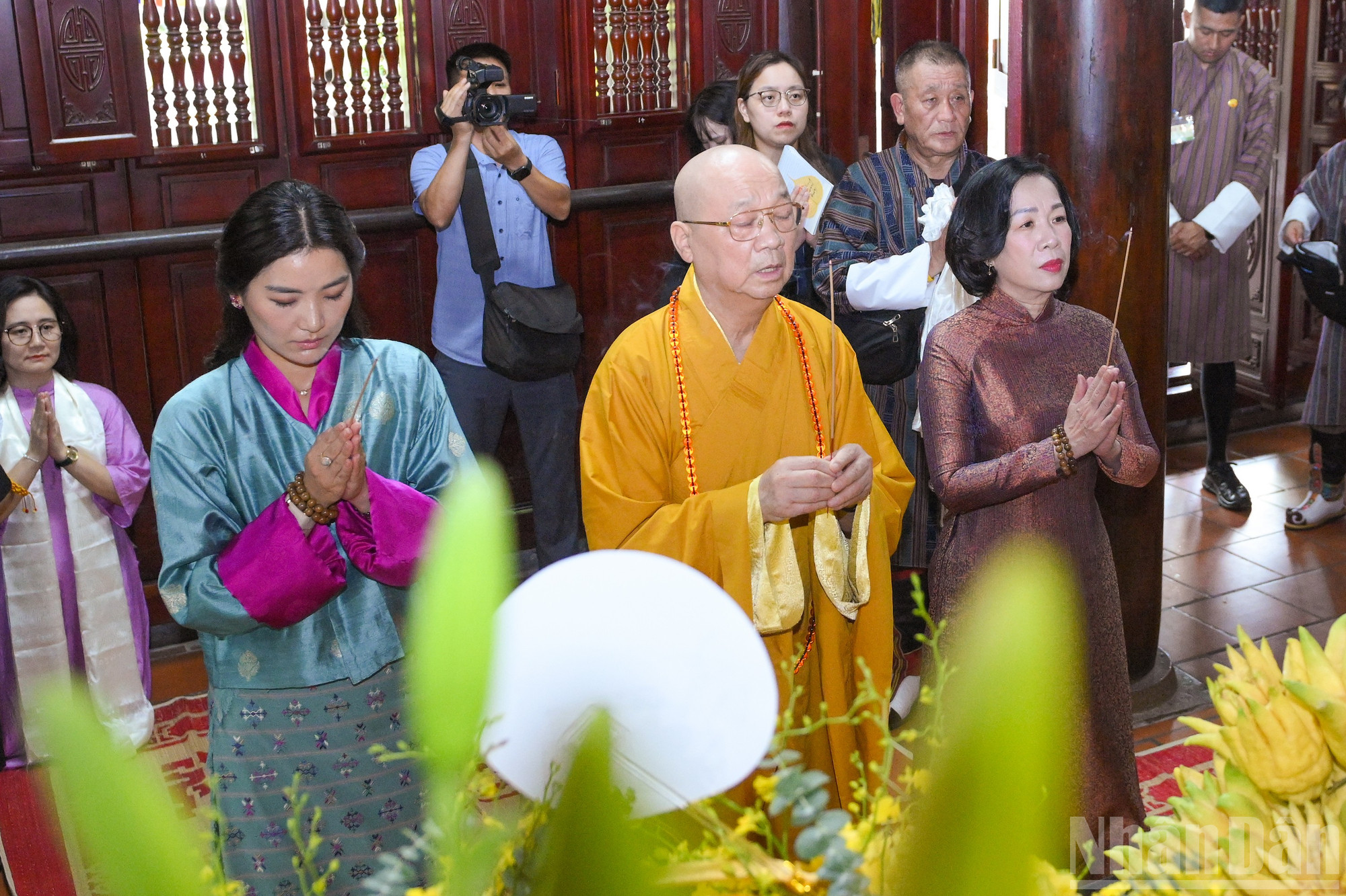 Hoàng hậu Bhutan Jetsun Pema và bà Nguyễn Thị Minh Nguyệt, Phu nhân Chủ tịch nước Lương Cường dâng hương tại chùa Trấn Quốc. ndo_br_phu-nhan-2846.jpg