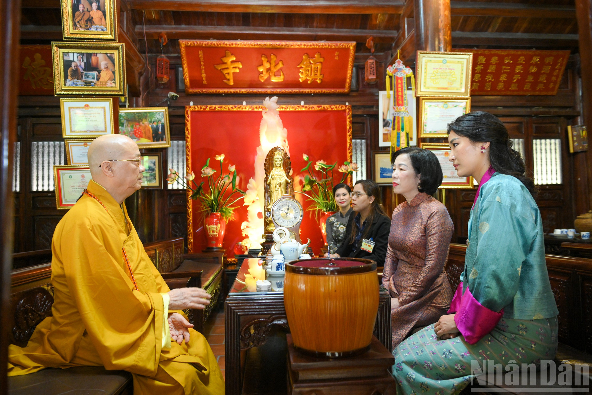 Bà Nguyễn Thị Minh Nguyệt, Phu nhân Chủ tịch nước Lương Cường cùng Hoàng hậu Bhutan Jetsun Pema gặp Thượng tọa Thích Thanh Nhã - Trụ trì chùa Trấn Quốc. ndo_br_phu-nhan-2529.jpg