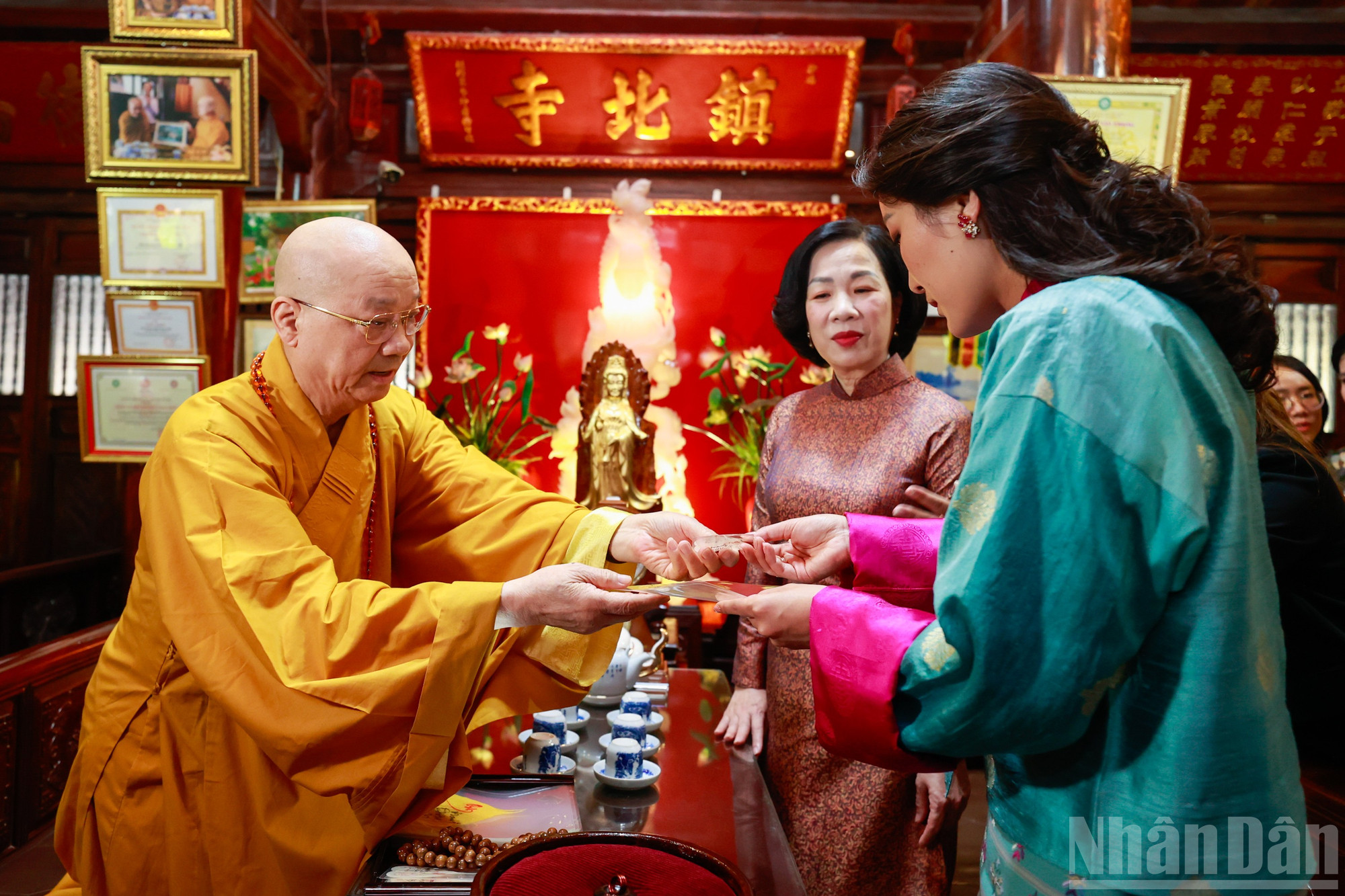Thượng tọa Thích Thanh Nhã, Trụ trì chùa Trấn Quốc trao lá bồ đề , tặng Hoàng hậu Bhutan Jetsun Pema. ndo_br_phu-nhan-9501.jpg
