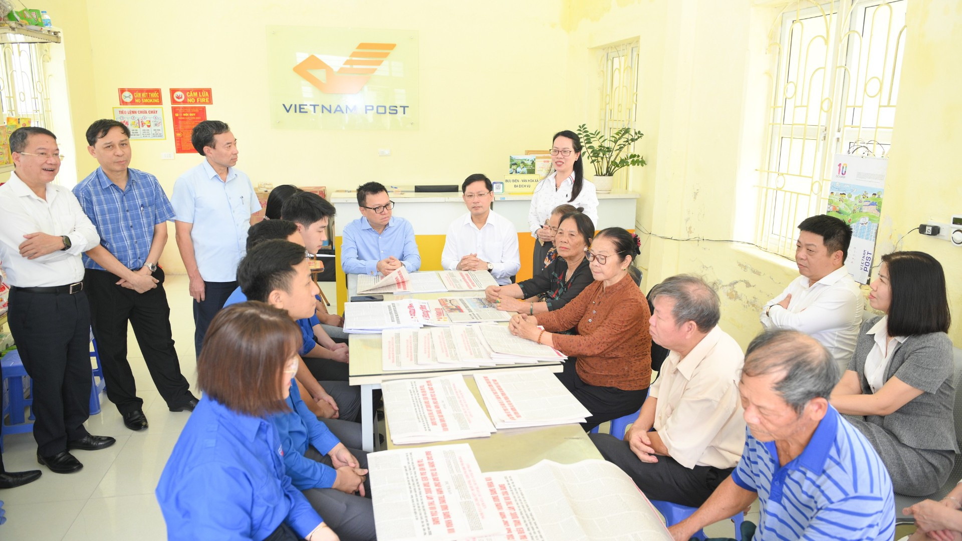 Đoàn công tác Báo Nhân Dân và Tổng công ty Bưu điện Việt Nam làm việc với cán bộ và nhân dân tại Bưu điện Văn hóa xã Hồng Nam, tỉnh Hưng Yên.