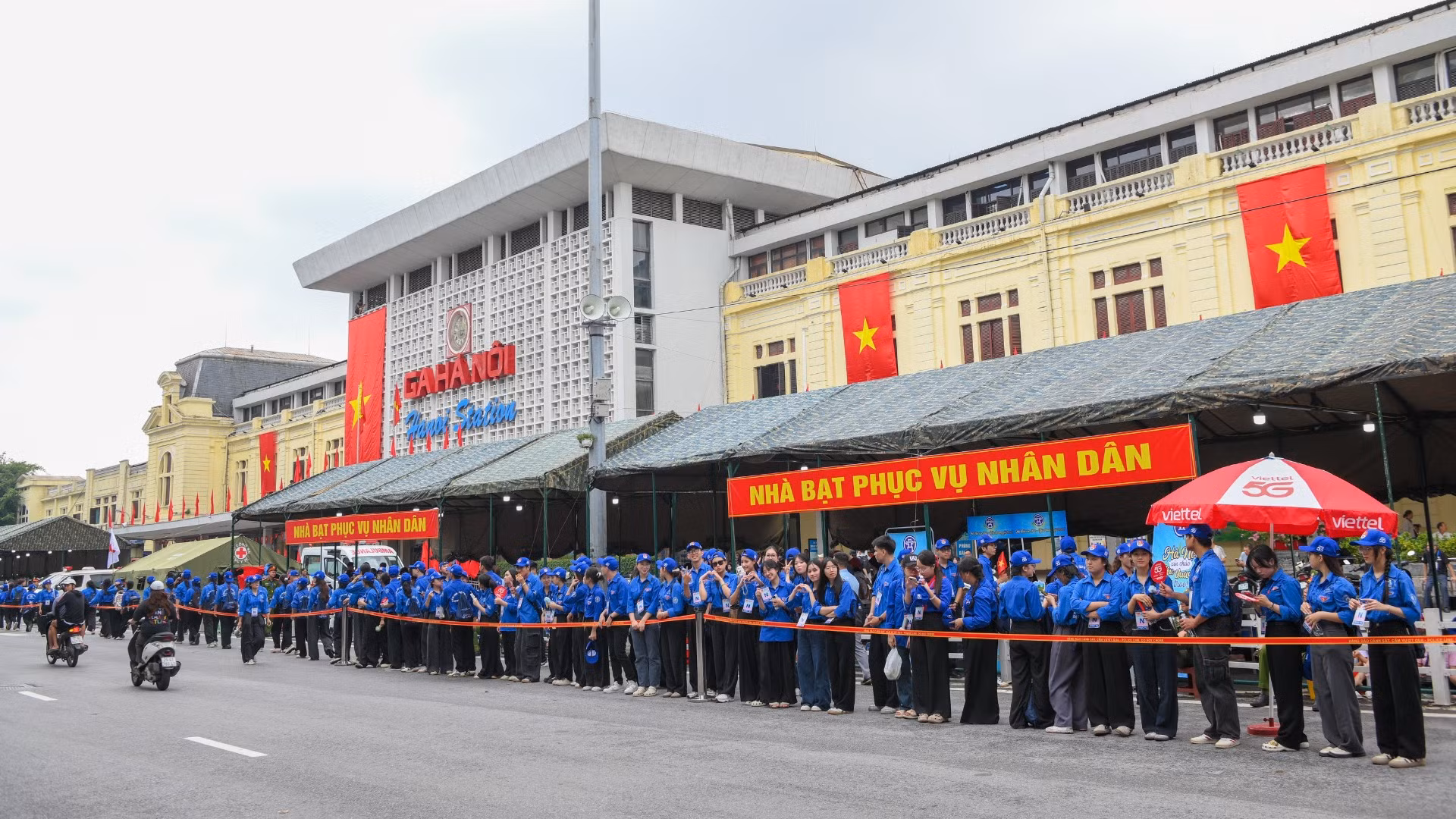 Nhiều nhà bạt phục vụ nhân dân được dựng trên nhiều tuyến phố tại Hà Nội.