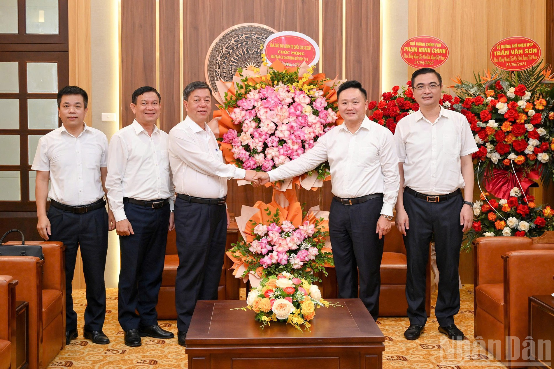 El camarada Vu Trong Lam, director y editor en jefe de la Editorial Política Nacional Truth, también visitó y felicitó al periódico Nhan Dan. ndo_br_doan-nha-xuat-ban-chinh-tri-quoc-gia.jpg